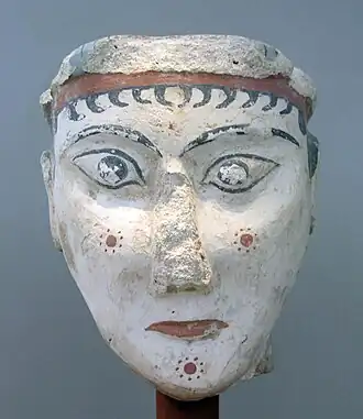 Cabeza de mujer, uno de los raros ejemplos de plástica monumental micénica. Atenas, Museo Arqueológico Nacional de Atenas.