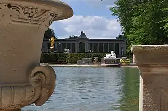 La mansión Nemours desde el jardín de los macizos