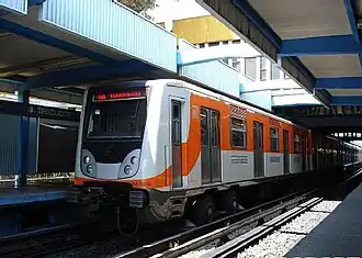 NM02 del Metro de la Ciudad de México entrando a la estación terminal Tasqueña de la Línea 2.