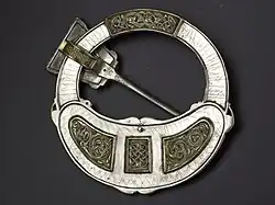 Parte posterior de Broche de Hunterston, un antiguo y elaborado broche de estilo irlandés encontrado en Escocia, que muestra una inscripción de su propietario vikingo de mucho más tarde