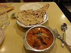 Naan con curry de pescado.