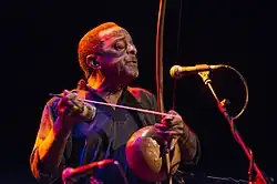 Naná Vaconcelos durante su última actuación en Chile, el 10 de junio de 2015, en el TEATRO NESCAFÉ DE LAS ARTES.