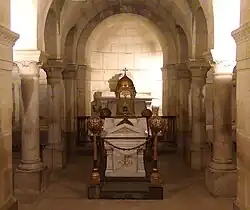 La cripta de estilo neorrománico, construida en 1881, albergaría las reliquías atribuidas a los dos mártires[19]​