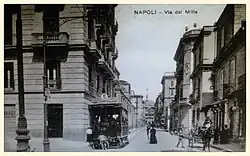 Via dei Mille en una foto de época, tomada en la intersección con Via Mariano d'Ayala.