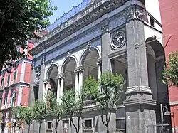 Fachada de Santa Maria della Sapienza, obra de Lazzari a partir de un proyecto de Fanzago