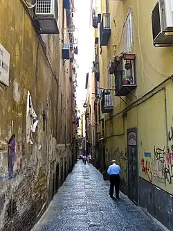 Vico san Domenico Maggiore, une el decumano mayor con el inferior a la altura de la Piazza san Domenico Maggiore.