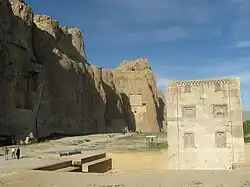 Vista del complejo incluyendo el "Cubo de Zoroastro" en dirección nordeste. Tenga en cuenta la profundidad de los cruciformes