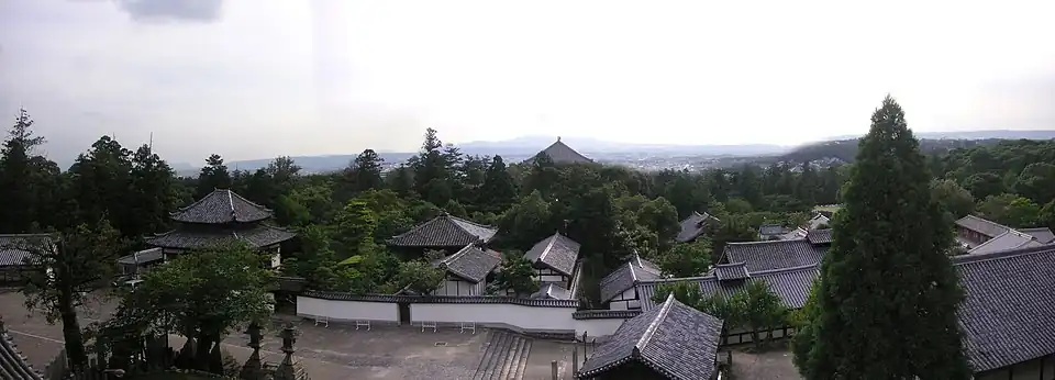 Panorama sobre los terrenos del Nigatsu-dō y la ciudad de Nara.