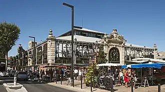 Mercado municipal de la Narbone llamado Les Halles.