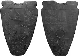 Paleta de Narmer, primera mención a una unificación del Antiguo Egipto por parte del faraón Narmer, fundador de la I dinastía