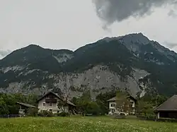 Nassereith, las casas con montañas al fondo