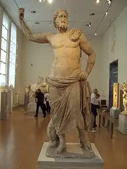 Localización: Museo Arqueológico Nacional de Atenas. Altura: 2,35 metros. Autor: desconocido. Fecha de construcción: 125 - 100 a.C. Lugar de descubrimiento: Milos, Cícladas. Fecha de descubrimiento: 1877.