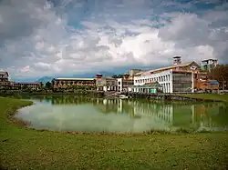 Restaurante junto al lago