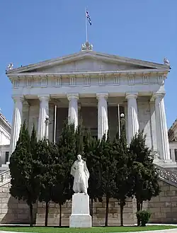 Estatua de Panayis Vagliano (en:) frente a la Biblioteca Nacional de Grecia