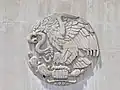 Escudo, en su versión 1934-68, en la entrada principal del Museo Nacional de Antropología.