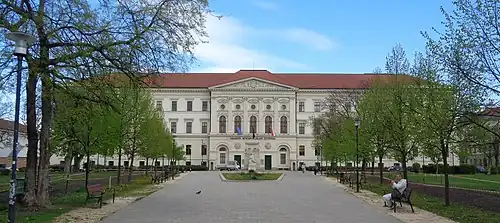 Ludoviceum/Ludovika (1829-1835), originalmente academia militar real (hasta 1945), alberga ahora la Universidad nacional de la administración pública