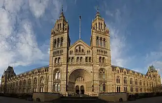 Museo de Historia Natural (Londres) (1873-1880), construido por Alfred Waterhouse siguiendo la moda victoriana