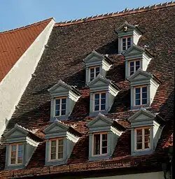 Otro ejemplo de buhardillas en varias plantas.