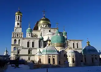 Vista lateral de la iglesia de la Resurrección