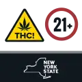 Un símbolo que contiene un rombo amarillo a la izquierda con contornos negros con una hoja de marihuana negra dentro junto a un círculo con contornos rojos con "21+" escrito dentro, debajo de los dos iconos hay una barra negra con un contorno blanco del mapa del estado de Nueva York y "New York State" escrito en blanco.