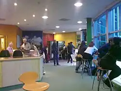 Sala de espera en una estación de autobús británica, 2010