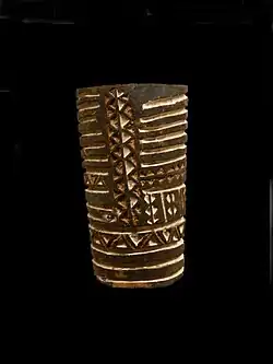 Brazalete antiguo de madera tallada, África Central.