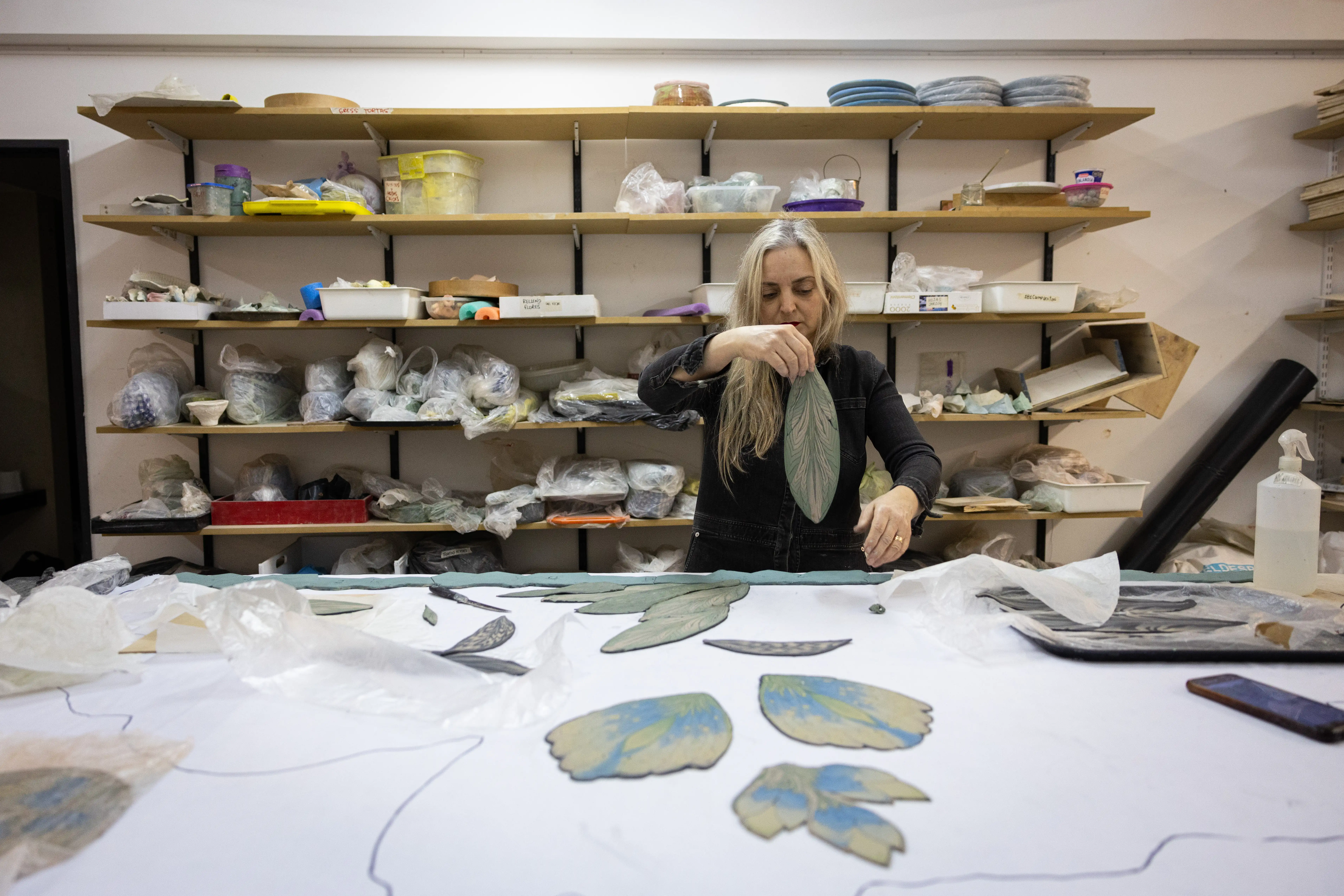 Nicola_Costantino_-_prearmado_piezas_de_cerámica_para_el_rosetón_-_Taller_Nicola_Costantino._Créditos_Cortesía_GCBA_-_Fotógrafo_Felipe_Bozzani