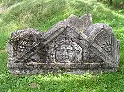 Frontón con relieve.