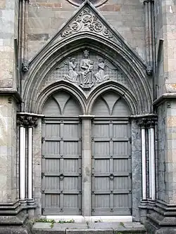 Portal sur de la nave.