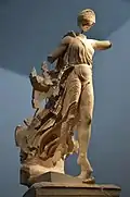 Victoria de Peonio de Mende. Originalmente, conjunto de 3 m de altura colocado en un pilar de 9 m. Alrededor de 420 a. C. Museo Arqueológico de Olimpia.