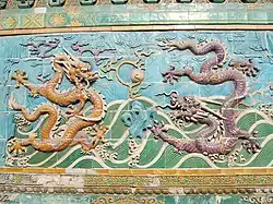 Muro de los Nueve Dragones, propio de los palacios imperiales chinos.