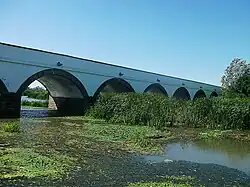 El río debajo de los arcos