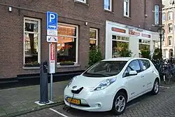 Un Nissan Leaf recargando sus baterías en un punto de recarga público en Ámsterdam, Países Bajos.