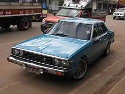 C210 Nissan Skyline 2000 GT sedán.