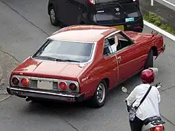 C210 Nissan Skyline 2000 GT de capota dura.