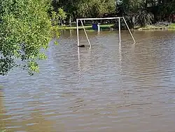 Foto muestra efecto del agua acumulada en una cancha de fútbol, queda completamente anegada, luego del evento de lluvias en el mes de mayo 2025 en el conurbano de Bs.As.