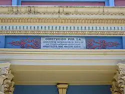 Placa de mármol recordatoria en la fachada de la Iglesia Nuestra Señora de la Candelaria de la Viña de Salta, República Argentina, en Homenaje al Arquitecto Noé Macchi conde di Cellere (1884), autor del diseño del edificio principal (excepto el campanario); dirección y ejecución: Sociedad de Arquitectos Macchi hnos.