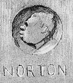 Detalle de la caricatura precedente que muestra el perfil y el nombre de Norton sobre el pedestal.