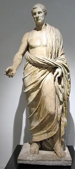 Notable romano, estatua en el peristilo cuadrado.