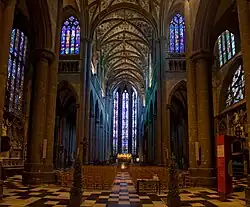 Interior de la iglesia de Notre-Dame de Huy, con sus pilares soissonnais.