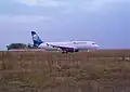A320 de Nouvelair rodando por el aeropuerto de Valladolid.