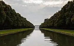 Vista del Palacio Nuevo desde el Palacio de Lustheim con el canal entre ambos.