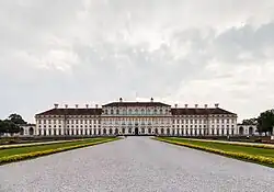 Vista frontal del Palacio Nuevo.