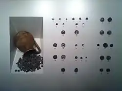 Monedas griegas en el Museo Nacional de Arte de Cataluña (MNAC). El llamado "Tesoro de la Neápolis", 897 fracciones de plata dentro de un olpe seudojónico. Siglos VI - IV a. C.[2]​