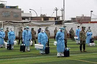 Despliegue de miembros del Ejército del Perú y brigadas del Ministerio de Salud durante la Operación Tayta en la Zona de Cruz de Motupe, San Juan de Lurigancho, Lima Metropolitana.