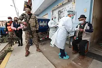 Miembros del Ejército del Perú respaldan a las brigadas del Ministerio de Salud durante la quinta Operación Tayta en Villa El Salvador, Lima Metropolitana.
