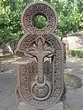 Khachkar en la forma de la letra Ց