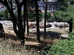 Parque con el poblado castreño al fondo