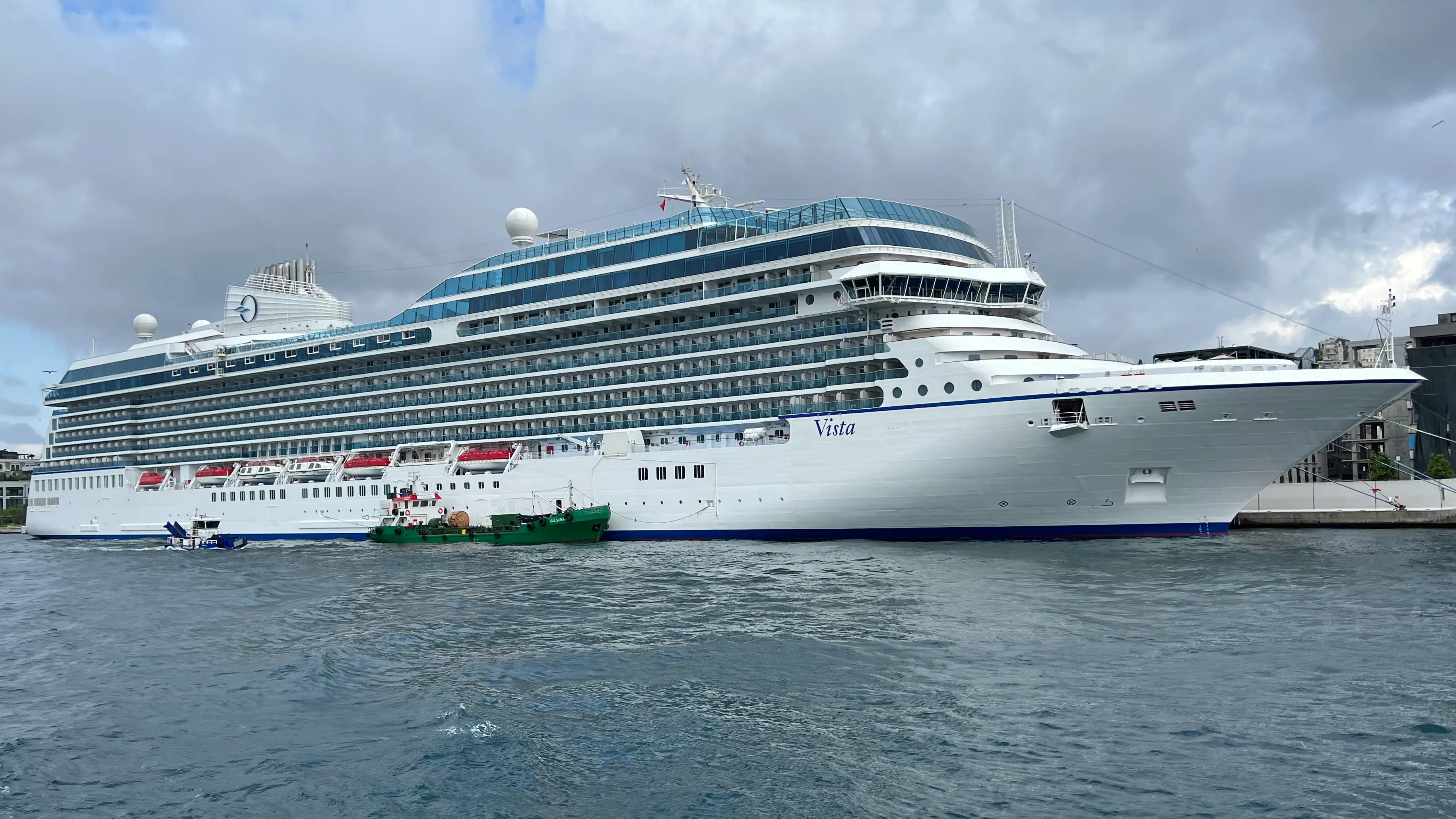 Oceania_Vista_in_port_at_Istanbul_(1)