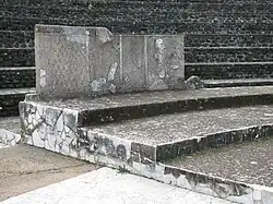 Muro de la orchestra, reconstruido a partir de fragmentos decorativos.